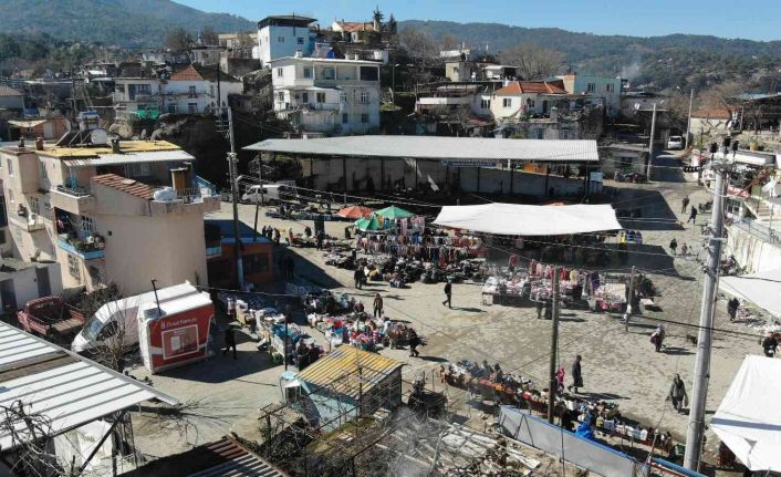 Bağlı bulunduğu ilçeden büyük olan Tekeler Mahallesi dikkatleri üzerine çekiyor