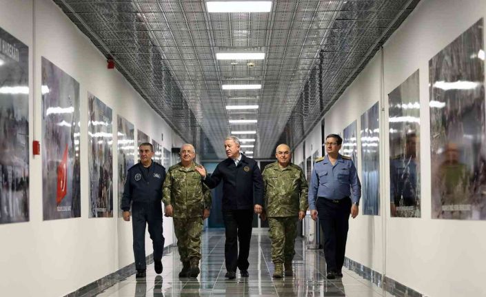 Bakan Akar beraberindeki TSK komuta kademesi ile Kara Kuvvetleri Harekat Merkezi’nde Pençe Kilit Operasonu’nu takip etti