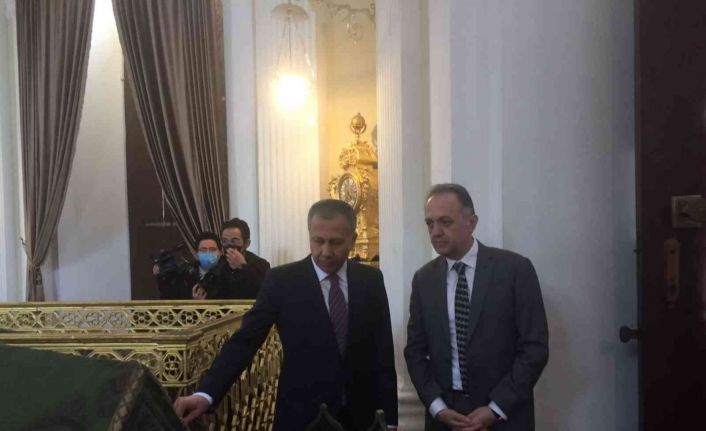 Bakan Ersoy, restorasyonu devam eden Sultan 2. Mahmut Türbesi’nde incelemelerde bulundu