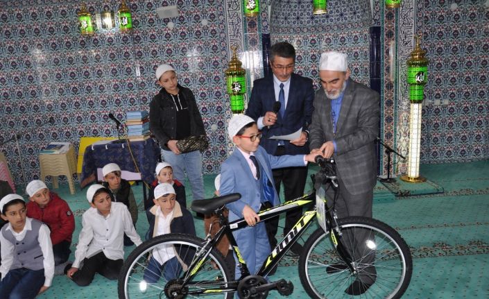 Başarılı Kur’an-i Kerim talebeleri ödüllendirildi