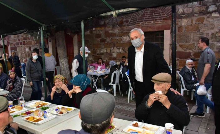 Başkan Bakkalcıoğlu ve eski Devlet Bakanı Şeker, oruçlarını belediye  iftar çadırında açtı