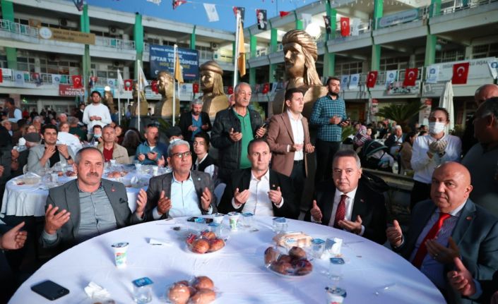 Başkan Böcek Serik’te STK, muhtar ve vatandaşlarla buluşup iftar yaptı