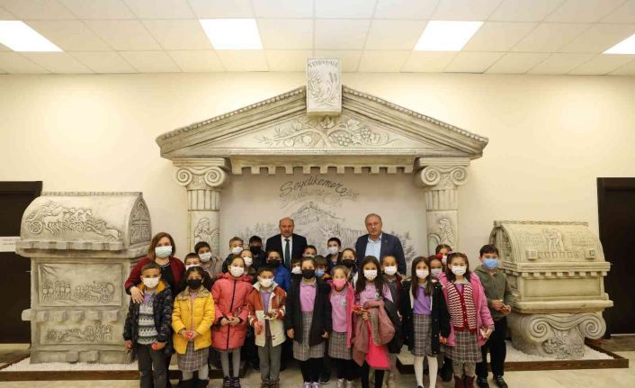 Başkan Otgöz, “23 Nisan tüm dünya çocuklarını kucaklayan eşsiz bir bayram”