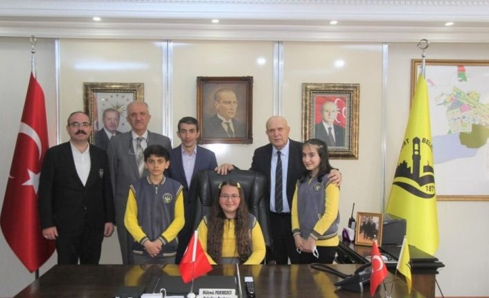 Başkan Pekmezci’nin koltuğuna oturan küçük öğrencinin ilk talimatı okul yollarının asfaltlanması oldu