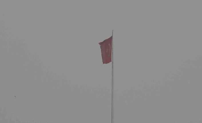 Başkent’te fırtınadan zarar gören Türk bayrağı yenisiyle değiştirilmek için gönderden indirildi