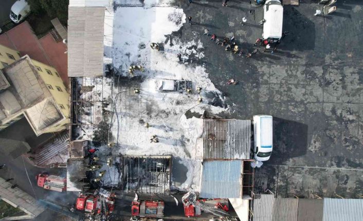 Bayrampaşa’da sanayi sitesinde yangın: 250 güvercin telef oldu, 1 araç küle döndü
