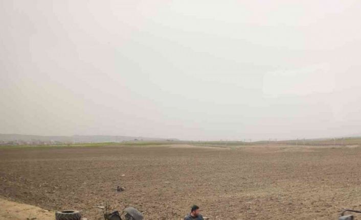 Bir anlık dalgınlıkla tren raylarına giren traktör sürücüsü canından oluyordu