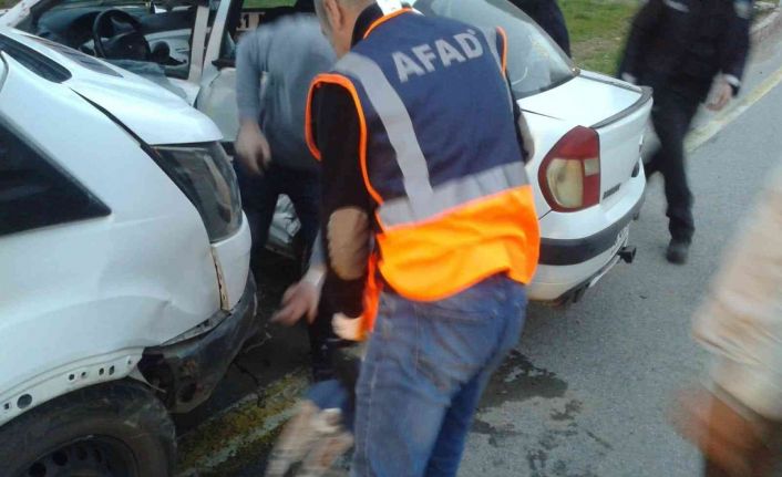 Bitlis’te minibüs ile otomobil çarpıştı: 2 yaralı