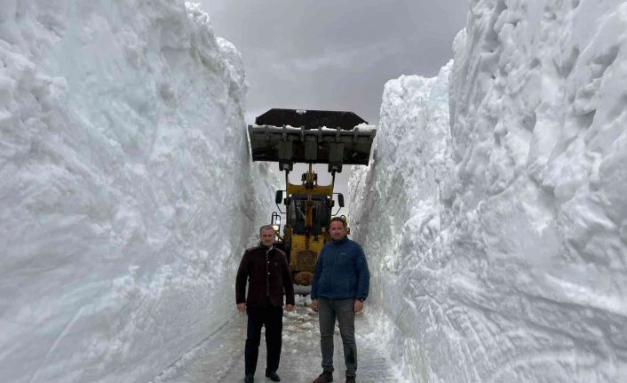Bu fotoğraflar dün çekildi: İki insan boyu kar