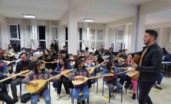 Bu ilçede 10 yaşından 50 yaşına kadar herkes bağlama çalmayı öğreniyor