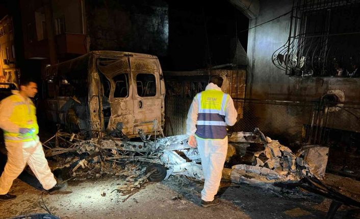 Bursa’da 2 kişinin öldüğü uçak kazasında kaza kırım ekibinin incelemesinin ardından enkaz sokaktan kaldırıldı