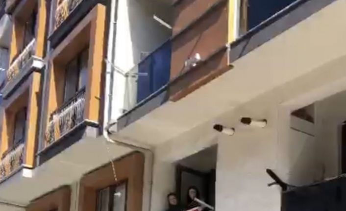 Bursa’daki patlamada şehit olan ceza infaz memurunun evine Türk bayrağı asıldı