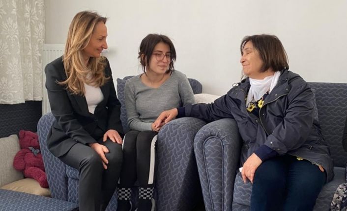 CHP lideri Kemal Kılıçdaroğlu’nun eşi Selvi Kılıçdaroğlu, evlatlarını kadın cinayetlerinde yitiren ailelerle buluştu