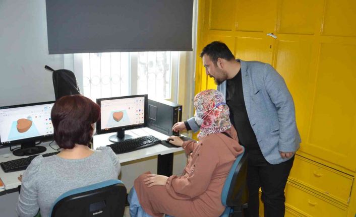 Çocuklar robot tasarlıyor, anneleri 3 boyutlu tasarım dersi alıyor