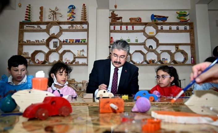 Çocuklarla oyuncak boyayan Vali Yılmaz, renkli görüntüler oluşturdu