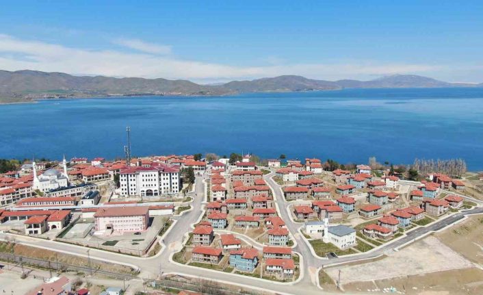 Depremin merkez üssünde vatandaşlar evlerine kavuşmanın mutluluğunu yaşıyor
