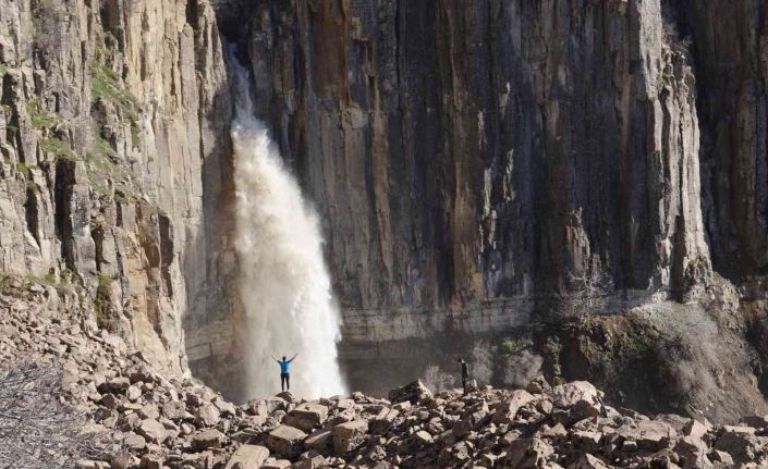 Devasa büyüklükteki kayanın göbeğinden akan şelale, heybeti ve güzelliğiyle ilgi odağı oldu