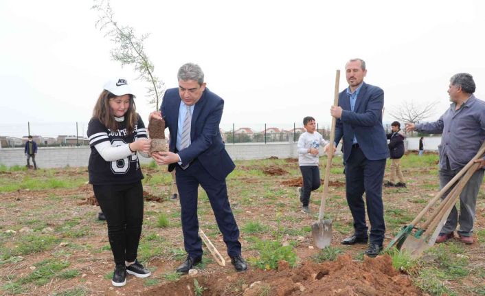 Döşemealtı Anadolu İmam Hatip Lisesi bahçesine 360 adet ağaç dikildi