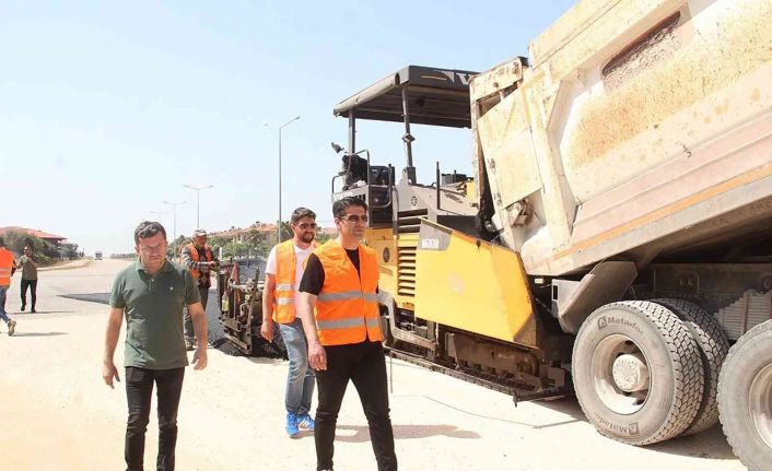 Döşemealtı’nda 3 caddeye 10 bin metre kare sıcak asfalt seriliyor