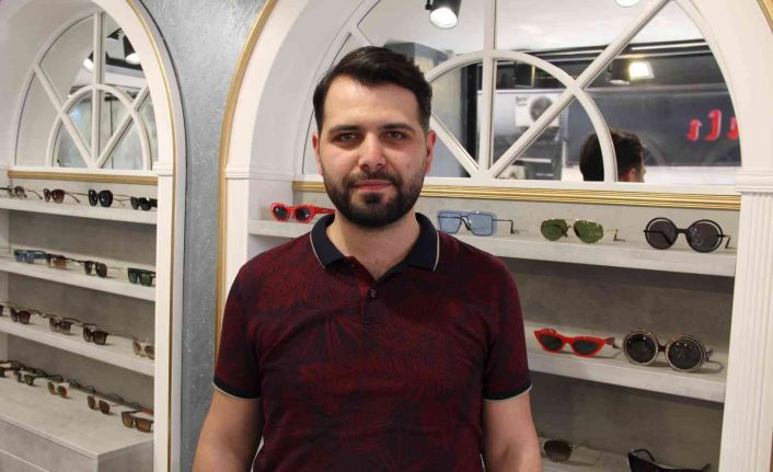 Dükkanının cam kapısını kıran hırsızlar 250 bin lira değerinde saatleri çaldı