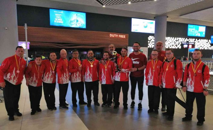 Dünya üçüncüsü olan Türkiye Down Sendromlu Futsal Milli takımı yurda döndü