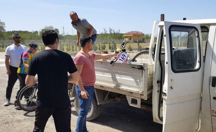Edirne’de bisiklet yarışında yorgun düşenler ambulans ve kamyonetle geri getirildi