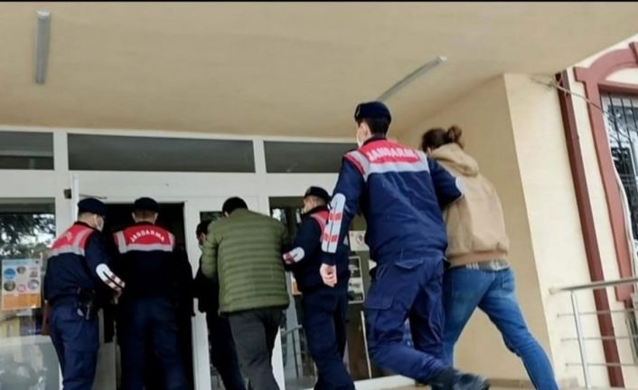 Elektrik direğinin demirlerini keserek çalan 3 kişi tutuklandı