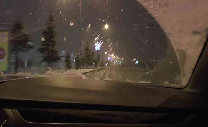 Erzurum’a kar sürprizi: İftar sonrası aniden bastıran kar yağışı vatandaşlara zor anlar yaşattı