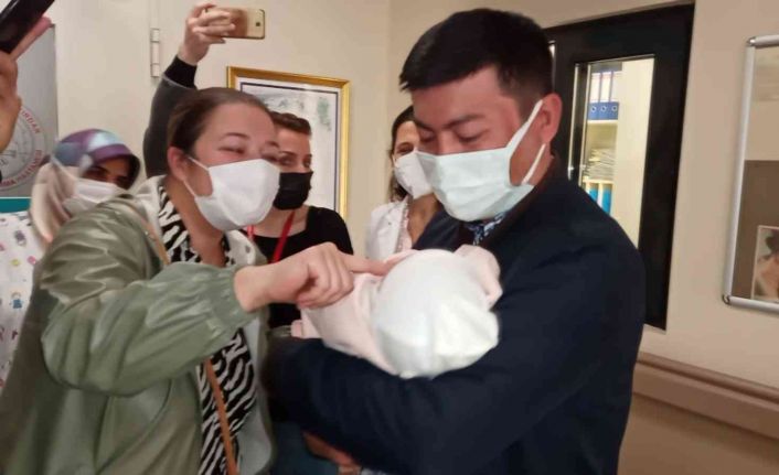 Eşini Özbekistan’da defneden baba, 4 ay sonra Türkiye’de bebeğine kavuşmanın mutluluğunu yaşadı