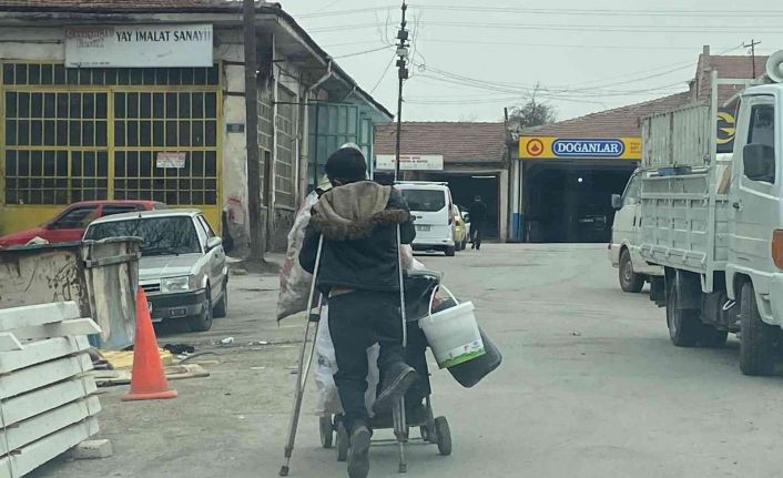 Eskişehir’de 15 yaşındaki çocuk tek ayağıyla sokak sokak geri dönüşüm topluyor