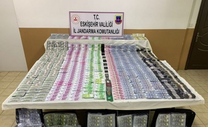 Eskişehir’deki besi çiftliğini sahte dolarla satın almak isteyen zanlılar İstanbul’da yakalandı