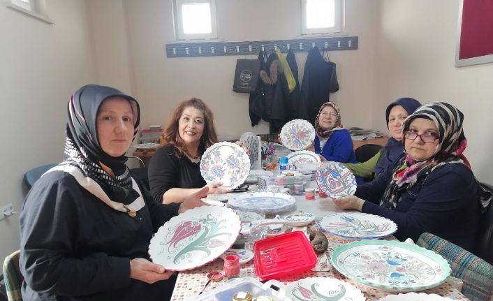 Ev hanımları çini kursunda hem stres atıyor hem aile bütçelerine katkıda bulunuyor