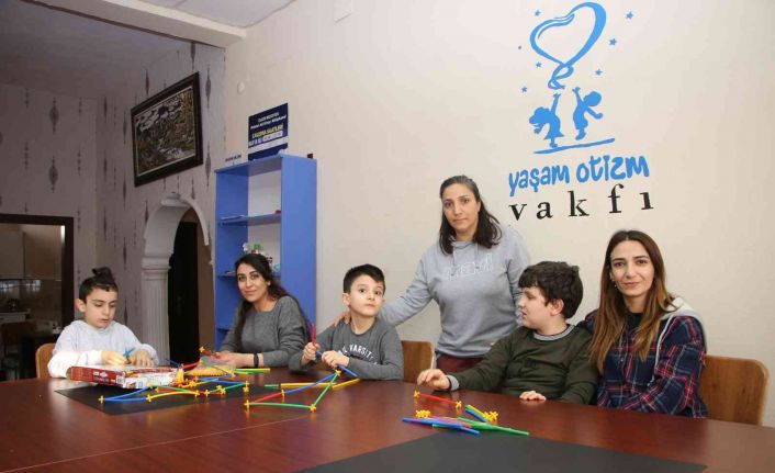 Evlatlarına otizm tanısı konulan çift, vakıf kurarak hayatlarını otizmli bireylere adadı