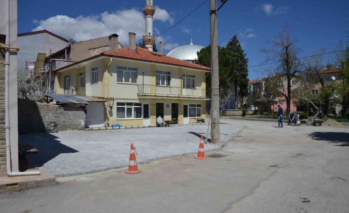 Gediz’de yol, yaya yolu ve cep otopark çalışmaları devam ediyor