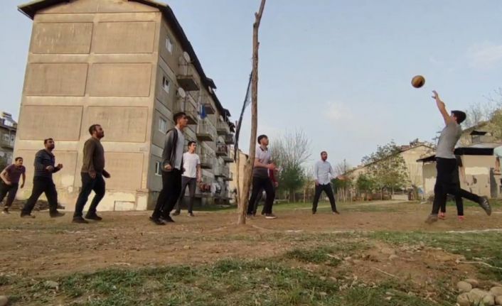Gençler kötü alışkanlıklardan uzak dursun diye filesi balık ağından voleybol sahası yaptılar
