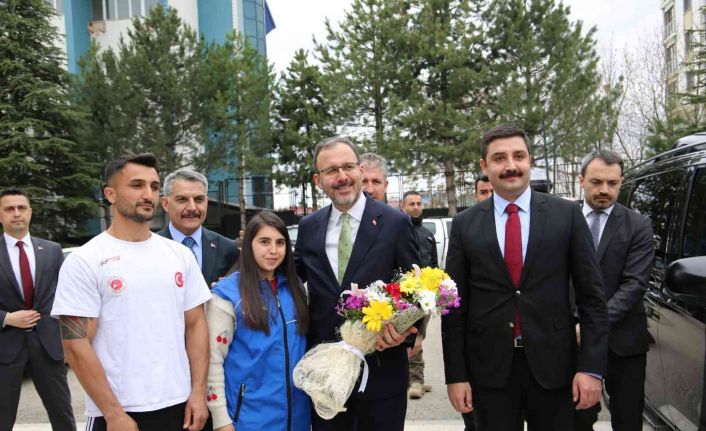 Gençlik ve Spor Bakanı Kasapoğlu öğrencilerle iftar yaptı