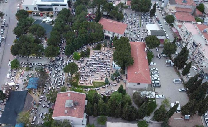 Gördes’te 2 yıl aradan sonra yeniden kurulan ’Gönül Sofrası’na yoğun katılım