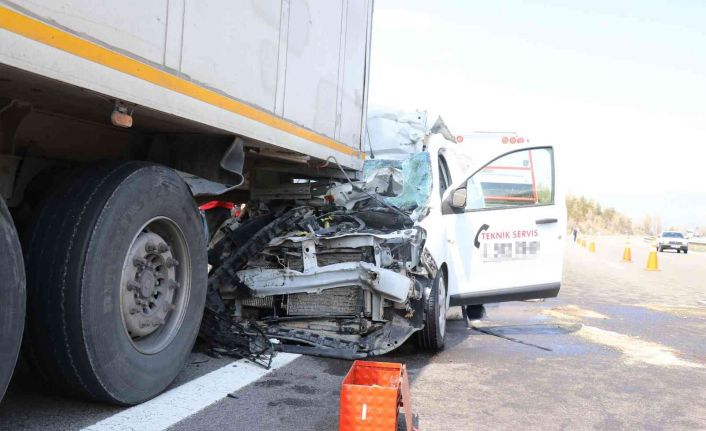 Hafif ticari araç tıra ok gibi saplandı: 1 ölü, 1 yaralı
