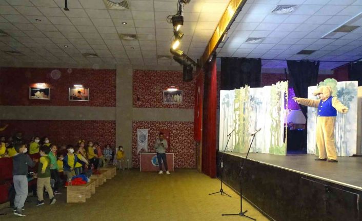 Havran’da öğrenciler tiyatroyla buluştu