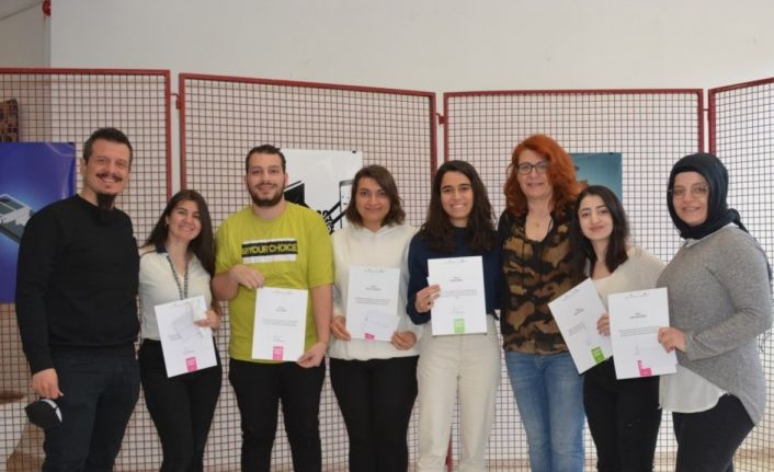 “Hayata Bağlı Ol” konulu afiş tasarımı yarışmasında dereceye giren öğrenciler ödüllendirildi
