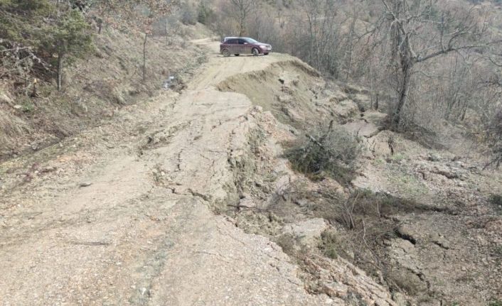 Heyelanda zarar gören köprünün yerine alternatif yolu kullanmak istediler, çamurda mahsur kaldılar