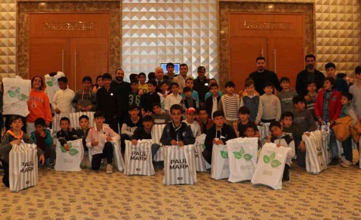 Hilton Hotel’inden sokakta çalışan çocuklara iftar