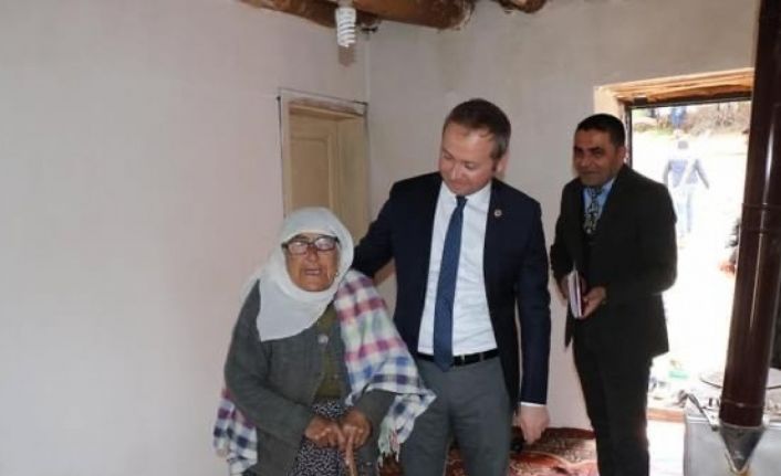 Hizan Kaymakamı Muhammed İkbal Yelek, 91 yaşındaki Nari teyzeyi ziyaret etti