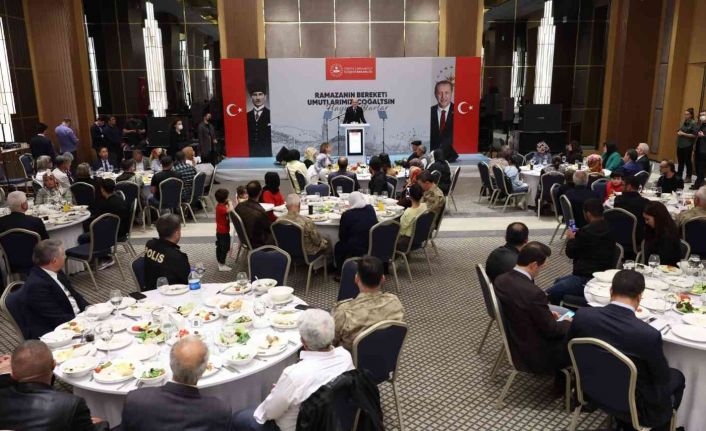 İçişleri Bakanı Soylu, Diyarbakır’da evlat nöbetindeki ailelerle iftarda bir araya geldi