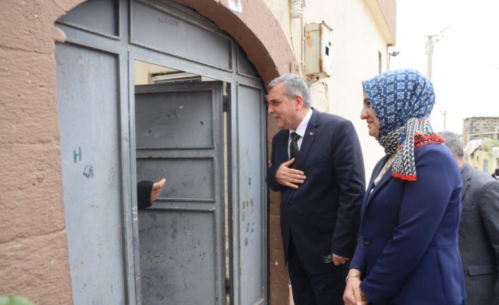 İftar öncesi kapı kapı dolaştı