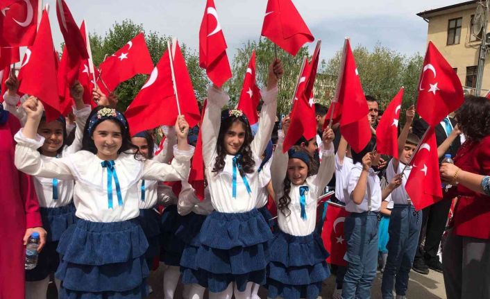 Iğdır’da 23 Nisan Ulusal Egemenlik ve Çocuk Bayramının 102. yıl dönümü kutlandı