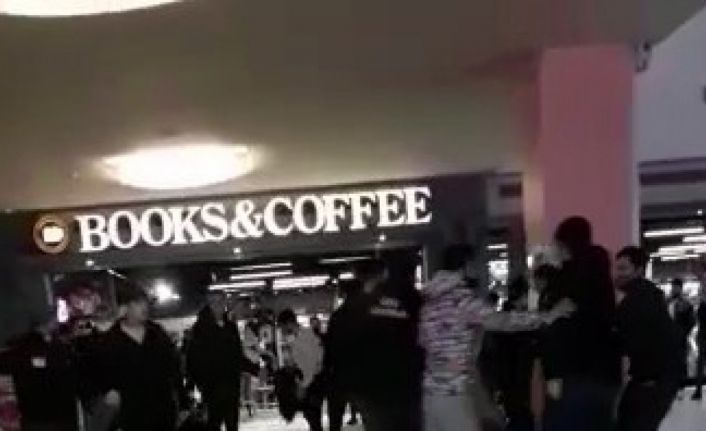 İki grup birbirine girdi, alışveriş merkezi savaş alanına döndü