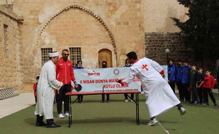 İmam ile Hristiyan ilahi korosu öğrencisinin oynadığı masa tenisinde ‘hoşgörü’ kazandı