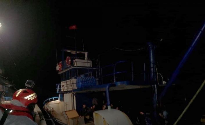 İzmir açıklarında 168 düzensiz göçmen ile 2 organizatör yakalandı
