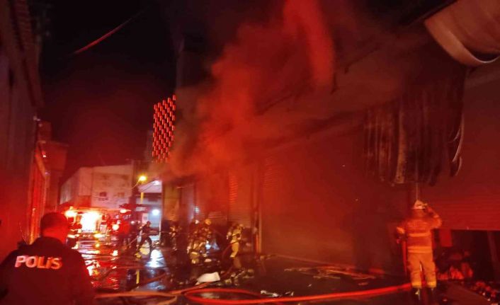 İzmir’de Gıda Çarşısında yangın paniği: 3 iş yerinde hasar meydana geldi
